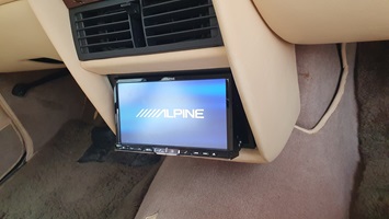 ALPINE-Soundsystem mit Navigation und Kameras, im Rolls-Royce Silver-Shadow II