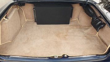 Subwoofer Kofferraum eines sehr gepflegten Rolls-Royce Silver Shadow II